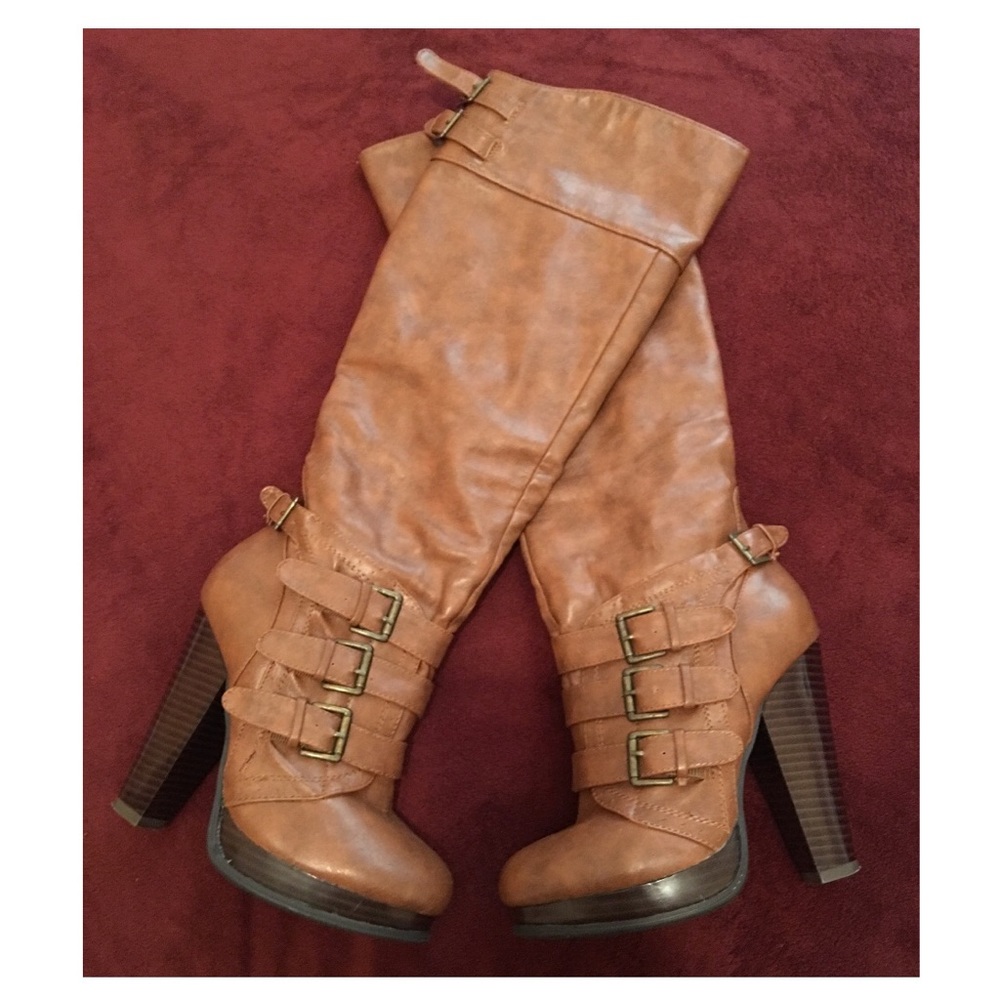 Woman’s tall boots 👢